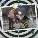 Eine Bildmontage zeigt eine Dartscheibe. Darauf ist eine Postkarte zu sehen. Sie zeigt einen eingewanderten Bauarbeiter mit Helm, der Manuel Neuer in einer Schubkarre vor sich herschiebt. 