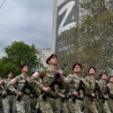 ARCHIV - 05.05.2022, Ukraine, Sewastopol: Der Buchstabe «Z» ist auf einem Gebäude, unter dem Soldaten der russischen Nationalgarde (Rosguardia) in der von Russland 2014 annektierten Stadt zu sehen entlangmarschieren