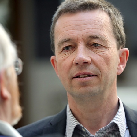 Der frühere AfD-Politiker Bernd Lucke unterhält sich mit Journalisten, bevor er sein Buch â"Systemausfall" vorstellt. 2019