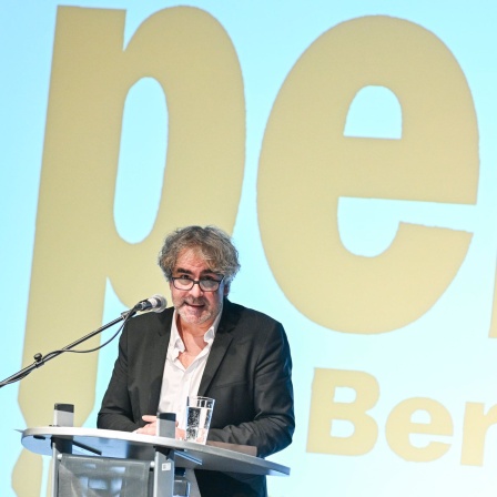 Deniz Yücel spricht auf dem Kongress des Pen-Berlin.