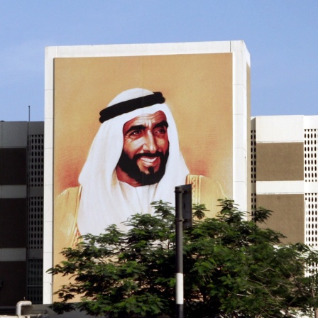 Bild von Scheich Zayid bin Sultan Al Nahyan an einem Gebäude.