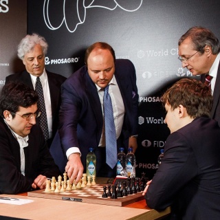 Wladimir Kramnik (l.) aus Russland spielt in der zweiten Runde gegen Sergej Karjakin aus Russland, hinten rechts steht Schiedsrichter Klaus Deventer.