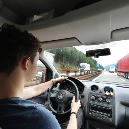 Ein Junger Autofahrer