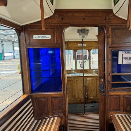 Eine alte Magdeburger Straßenbahn von Innen.