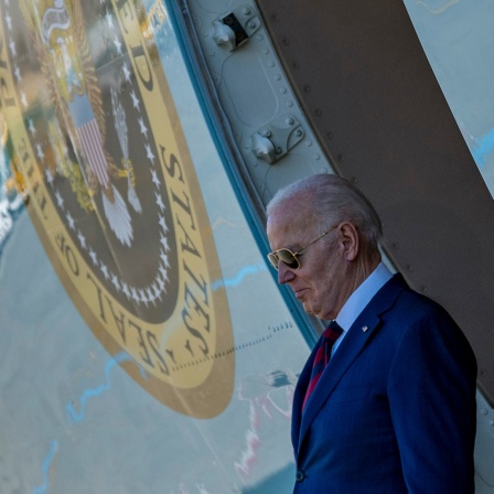 Der Präsident der USA, Joe Biden, steigt aus der Air Force One auf dem Seattle-Tacoma International Airport.