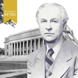 Porträt von Robert Ulich vor dem historischen Gebäude der Harvard Universität