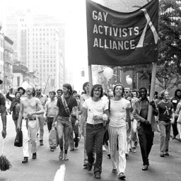 Zwei Jahre nach der Polizei-Razzia im New Yorker Stonewall Inn ziehen 1971 Aktivisten während der Parade zum Tag der Schwulenbefreiung in New York durch die Straßen.
