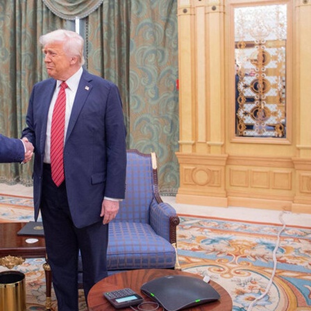 Der saudische Kronprinz Mohammed bin Salman und US President Donald Trump treffen den syrischen Übergangspräsidenten Ahmad Al-Sharaa in Riad, Saudi-Arabien.
