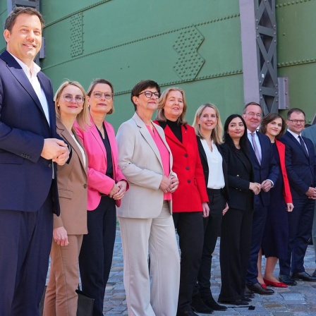 Lars Klingbeil SPD-Vorsitzender und designierter Bundesfinanzminister und Vizekanzler bei der Vorstellung der Bundesministerinnen und -minister z.B. Natalie Pawlik, designierte Staatsministerin und Beauftragte für Migration, Flüchtlinge und Integration.