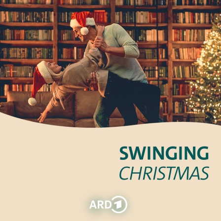 Coverbild für die Playlist "Swinging Christmas". Ein Pärchen mit Nikolausmützen tanzt im weihnachtlich geschmückten Wohnzimmer. | Bild: AdobeStock