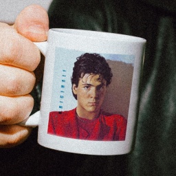 Das Bild zeigt eine Tasse mit dem Bild vom jungen Sänger Nino de Angelo