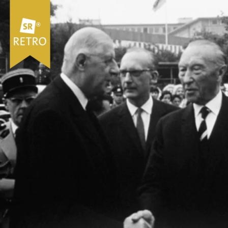 Charles de Gaulle und Konrad Adenauer schütteln sich die Hände