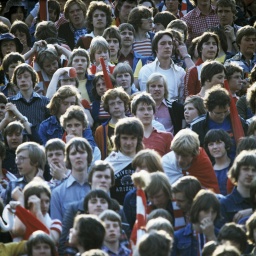 Jugendliche in den 70er Jahren in einem Fußballstadion.