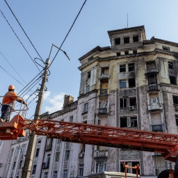 Anwohner räumen in Kyiv Trümmer nach einer Explosion weg