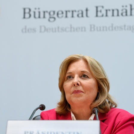 Bundestagspräsidentin Bärbel Bas (SPD) sitzt bei der Bürgerlotterie, bei der sie die Teilnehmenden des ersten Bürgerrates "Ernährung im Wandel" ziehen wird, im deutschen Bundestag. 