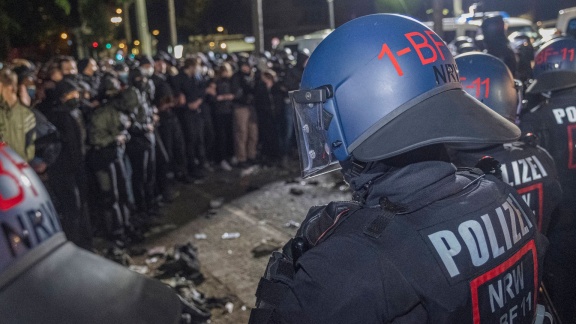 Monitor - Polizeikessel Von Leipzig: Alles Schwerverbrecher.