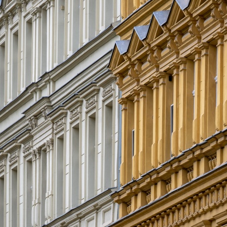 Häuser in einer Straße mit Altbaufassade