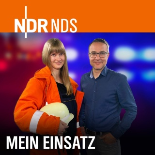 Feuerwehr-Frau Mätit Heuer und NDR Reporter Torben Hildebrandt vor einem Blaulicht-Hintergund .