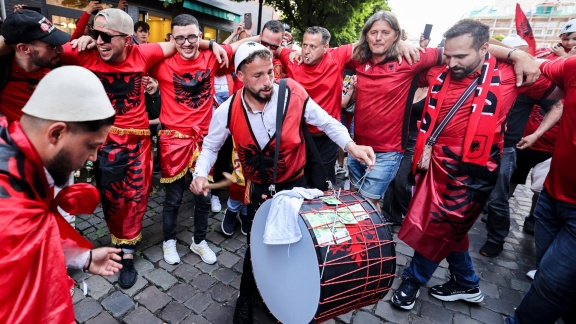 Sportschau Uefa Euro 2024 - Albanische Fans Feiern In Düsseldorf