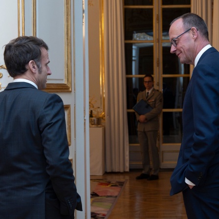 Unions-Kanzlerkandidat Friedrich Merz (r) zu Besuch im Élysée-Palast mit dem französischen Präsidenten Emmanuel Macron.