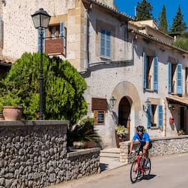 Ein Radfahrer auf Mallorca (Foto: imago images / Zoonar)