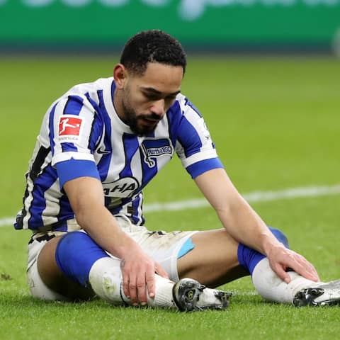 Hertha Matheus Cunha sitzt enttäuscht auf dem Rasen (Foto: imago images / Contrast)