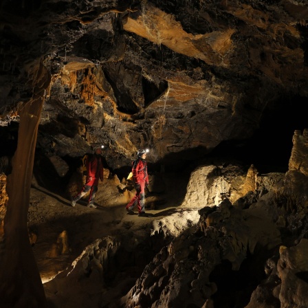 Auf diesem Foto erkunden Mitglieder des französischen Teams, das an der "Deep Time"-Studie teilnimmt, die Lombrives-Höhle in Ussat les Bains, Frankreich.
