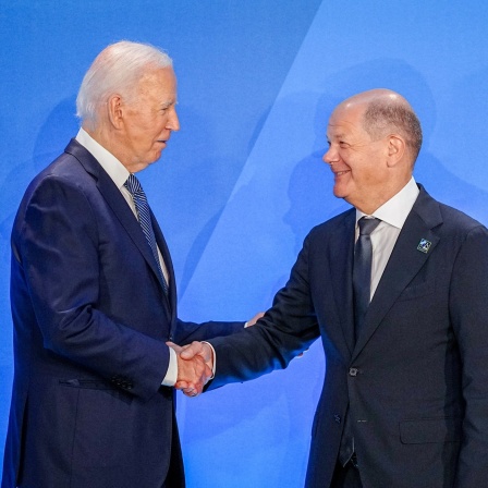 Der US-amerikanische Präsident Joe Biden (links), der deutsche Bundeskanzler Olaf Scholz (mitte) und der NATO-Generalsekretär Jens Stoltenberg (rechts) beim NATO-Gipfel im Juli 2024