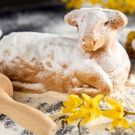 Ein mit Puderzucker überzogenes Osterlamm