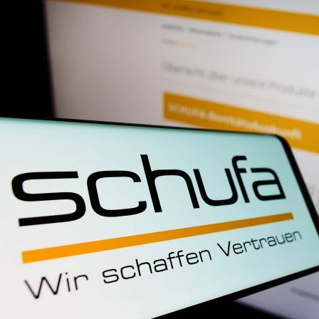 Bildschirm mit dem Schriftzug "Schufa - Wir schaffen vertrauen".