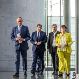 Friedrich Merz, Lars Klingbeil, Markus Söder, sowie Saskia Esken, nehmen an einer Pressekonferenz nach den Sondierungsgesprächen von Union und SPD im Bundestag teil
