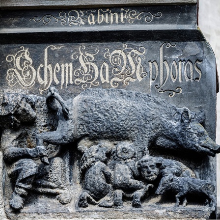 Eine als "Judensau" bezeichnete mittelalterliche Schmähskulptur ist an der Außenmauer der Stadtkirche Sankt Marien in Wittenberg zu sehen.