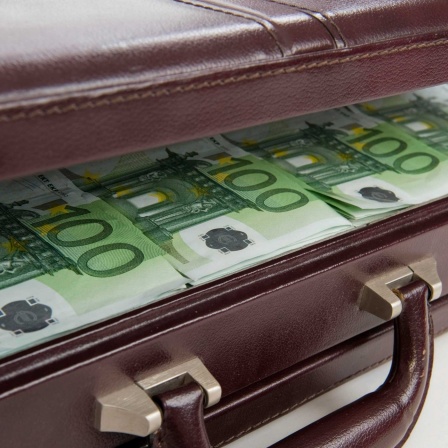 Symbolbild: Ein Koffer voller Geld