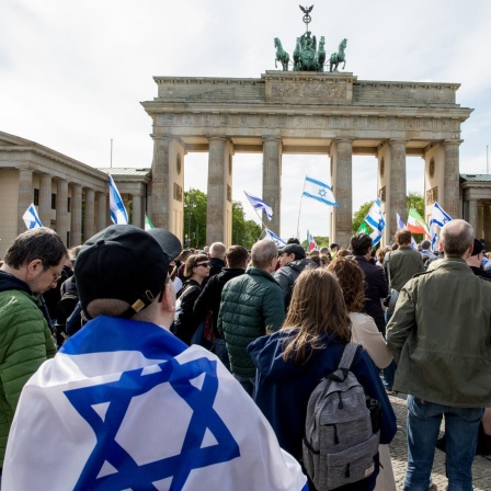 Demonstranten mit Isreal-Flaggen versammelten sich am Brandenburger Tor in Berlin.