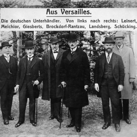 Deutsche Delegation bei der Friedenskonferenz der Alliierten in Paris (29. April bis 28. Juni 1919). Von links: Robert Leinert, Johann Giesberts, Graf Ulrich v. Brockdorff-Rantzau, Otto Landsberg und Walter Schuecking