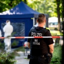 Ein Polizeibeamter sichert den Tatort im Kleinen Tiergarten. Gut drei Monate nach dem Mord an einem Tschetschenen in Berlin hat der Generalbundesanwalt die Ermittlungen an sich gezogen.
