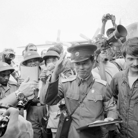 Der nordvietnamesische Oberstleutnant Bui Tin - Bildmitte - winkt am 29. März 1973 den letzten US-Truppen zum Abschied bei ihrem endgültigen Abzug aus Saigon,