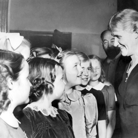 Elsa Brändström, bekannt als "Der  Engel von Sibirien" hier bei einem Besuch des Kinderchors der Stockholmer Volksschulen im Jahr 1945.