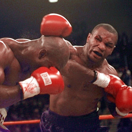 Boxkampf zwischen Mike Tyson und Evander Holyfield, der in der 3. Runde gestoppt wurde, da Tyson Holyfield ein Stück seines Ohres abbiss.