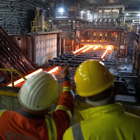 Stahlknüppel werden in einer Stranggussanlage der Elbe-Stahlwerke Feralpi geformt. Der italienische Stahlwerkkonzern plant den Bau eines neuen Walzwerkes welches das alte nicht ersetzen, sondern ergänzen soll.