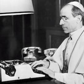 Papst Pius XII. beim Beantworten von Bittschreiben