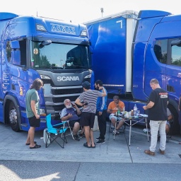Ausbeutung auf der Autobahn, Lohndumping und Zwangsarbeit: Trucker aus Osteuropa streiken vor den LKWs.