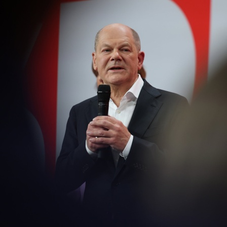 Bundeskanzler Olaf Scholz spricht auf der SPD-Wahlparty in Berlin