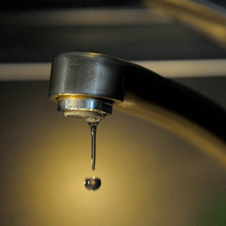 Aus einem Wasserhahn tropft Wasser.
