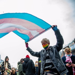 Mann mit Transgender-Fahne