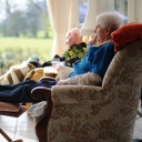 Zwei Senioren ruhen sich im Wintergarten der Habitas Pflege-WG aus