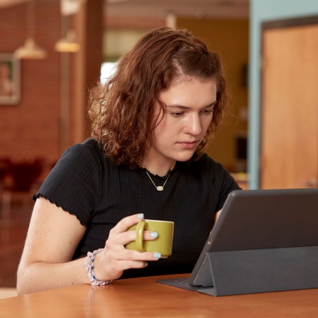 Junge Frau arbeitet im Homeoffice