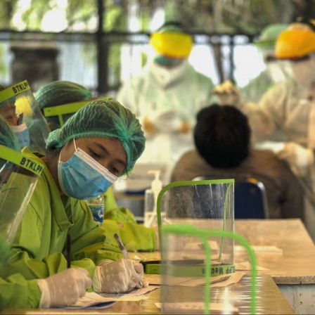 Mitarbeiter des Gesundheitswesens testen Bürger auf Covid-19 in Indonesien.