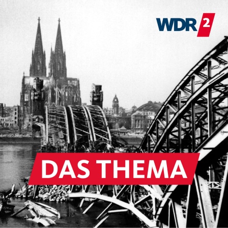 Köln im Frühjahr 1945: Blick auf Dom, Altstadt und die Trümmer der Hohenzollernbrücke über den Rhein