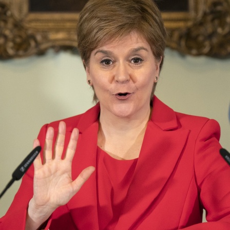 Schottische Premierministerin Nicola Sturgeon bei einer Pressekonferenz als sie Amt niederliegt